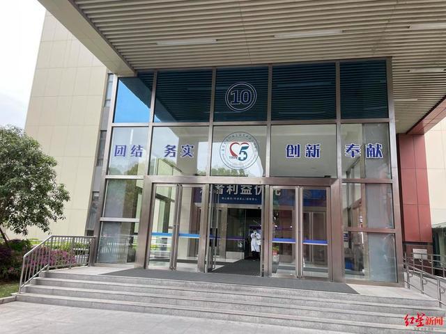 女孩被跳楼者砸伤或瘫痪 尚未联系上跳楼者继承人，费用已由政府协调解决