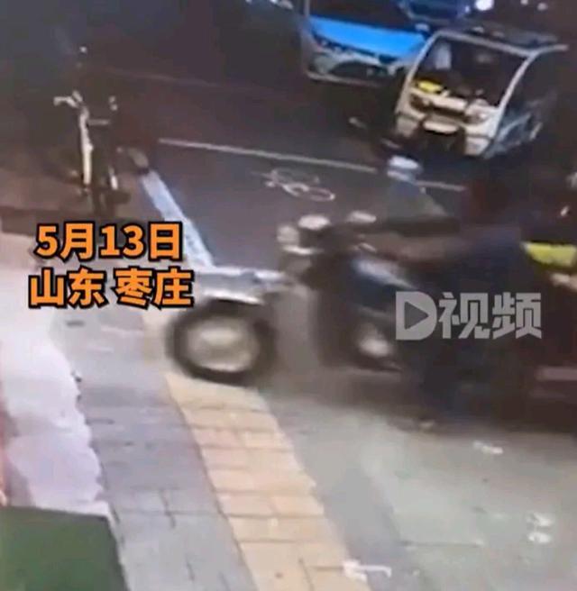 老人骑车闯饭店赔偿被拒 店主：给300没要，老人也不容易