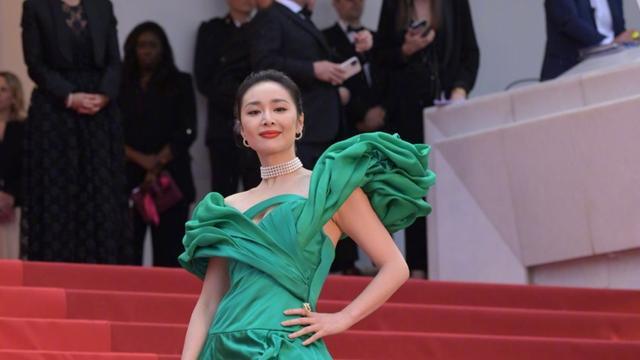 高叶朱一龙同框握手言欢 大嫂衣服开线太尴尬了