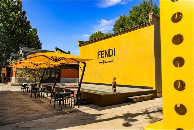 Fendi联名喜茶 网友：这是我离FENDI最近的一次