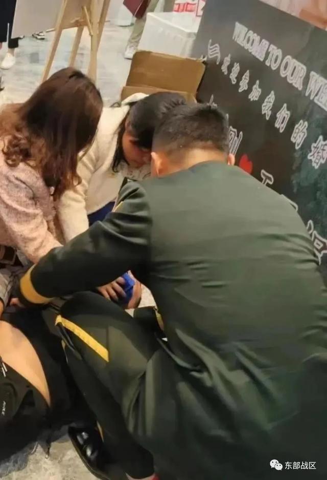 婚礼将开始新郎跑去救人 妻子称我为他感到骄傲