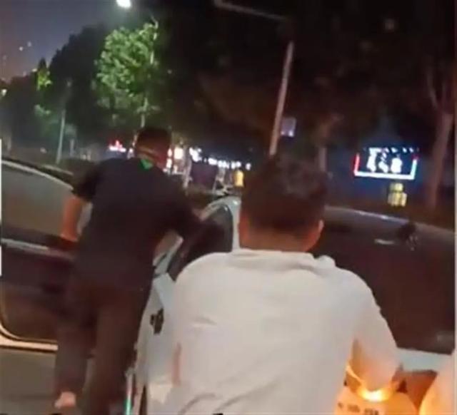 五男子酒后把车推回家 交警：不算酒驾，若造成拥堵可能涉嫌违法