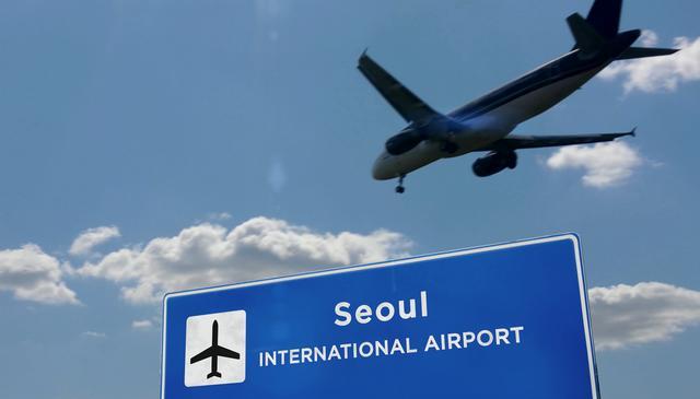 一客机舱门在空中打开 事故是由坐在紧急出口座位上的乘客碰触了紧急出口杠杆造成的