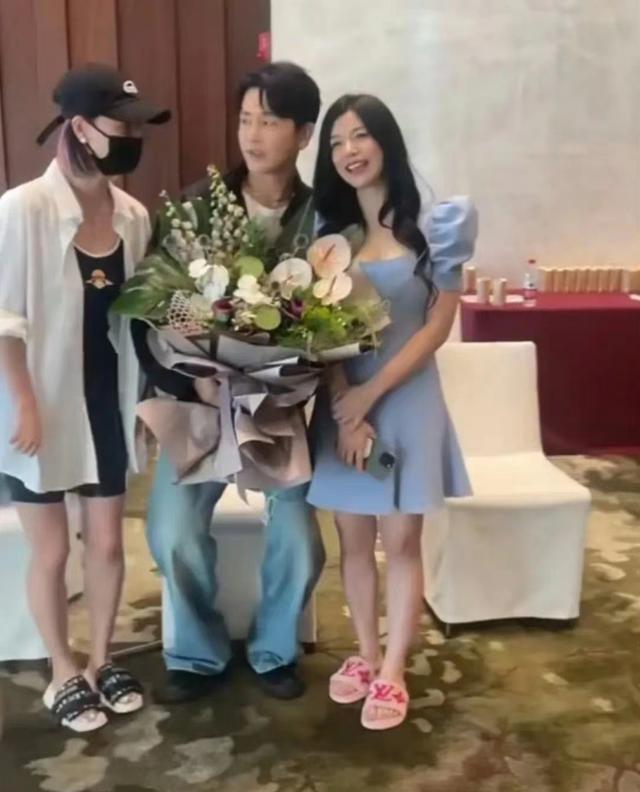 陈妍希陈晓 垫脚歪头靠身上，被吐槽没有边界感