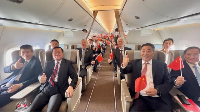 中国人坐上国产大飞机：C919商飞成功 首排乘客是这四位
