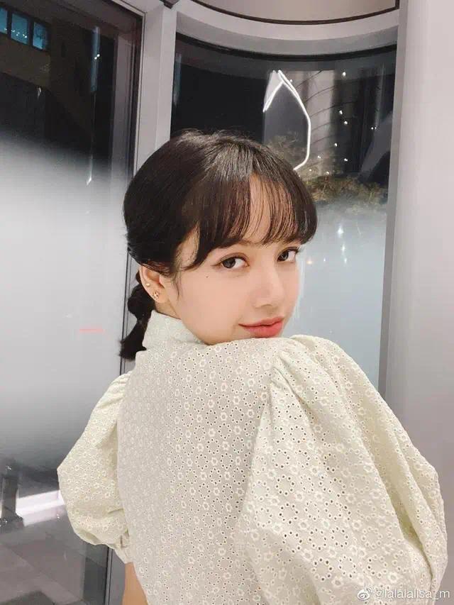女团演唱会被扔上台的玩偶有摄像头！Lisa礼貌扔回