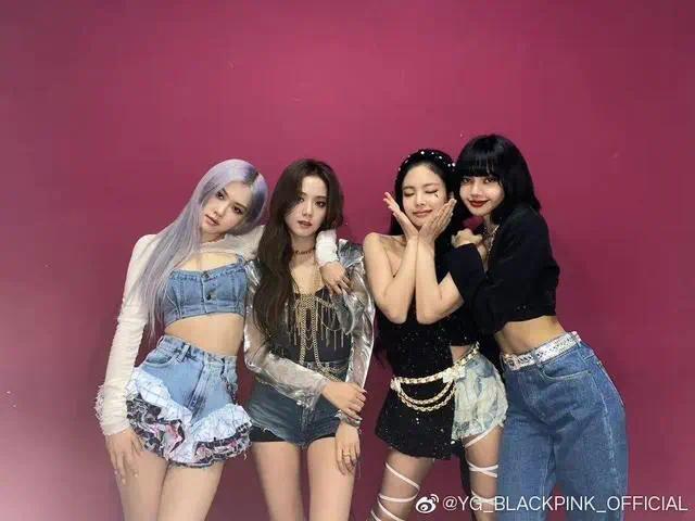 女团演唱会被扔上台的玩偶有摄像头！Lisa礼貌扔回