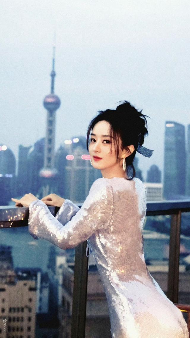 赵丽颖儿子机场接妈妈：母子二人车中拥抱，画面温馨