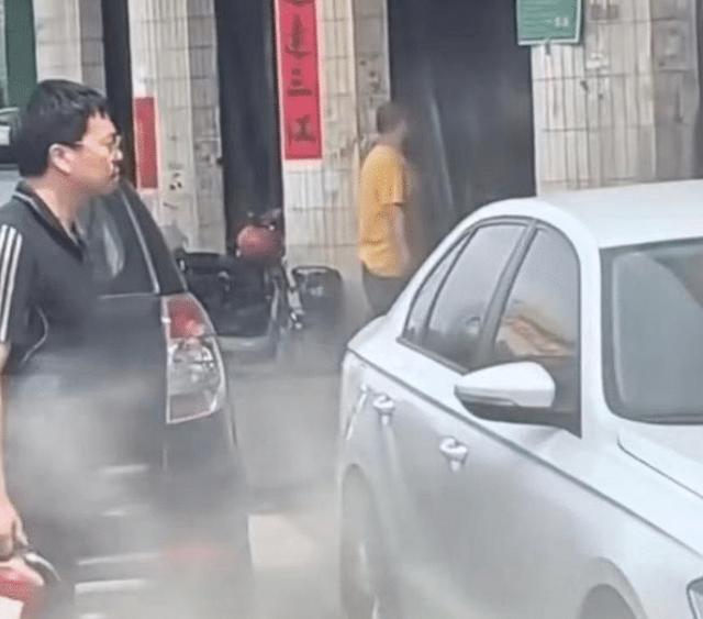 儿子拿灭火器对父亲喷射 引发了网友的愤慨和同情