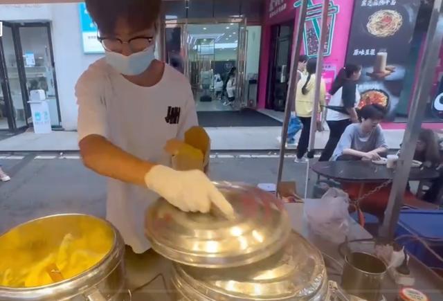 小伙月入6000背百万房贷 迫于压力选择下班后去摆摊