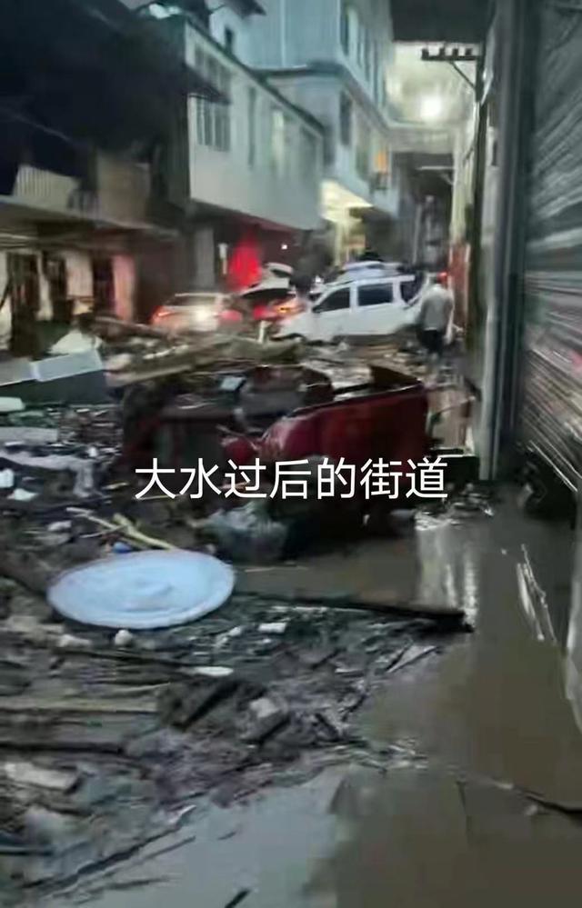 云南昭通暴雨引发山洪致3死1失联 中学有师生被困