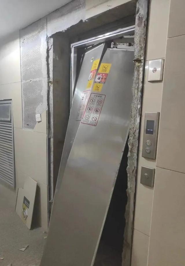 官方通报杭州一小区疑似燃气爆炸 居民：整幢楼都在震！