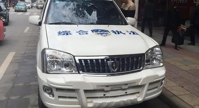 交警回应执法车无牌上路 这辆城管执法车辆可以不用上牌照，因为它在公安局有备案