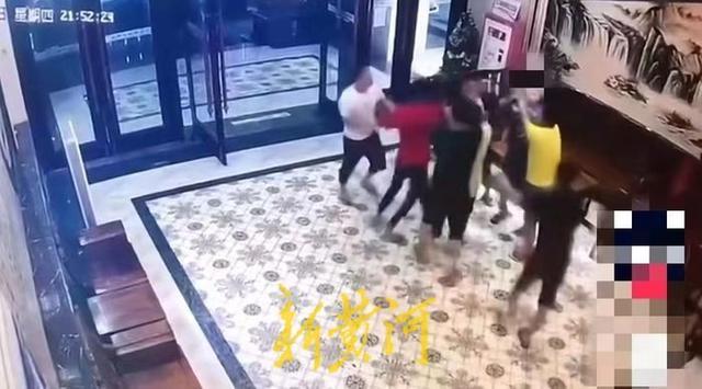 万宁一酒店发生群殴事件 十余人推搡扭打投掷物品