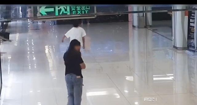 女子逗店家小狗后偷走 店主查看监控后气愤报警