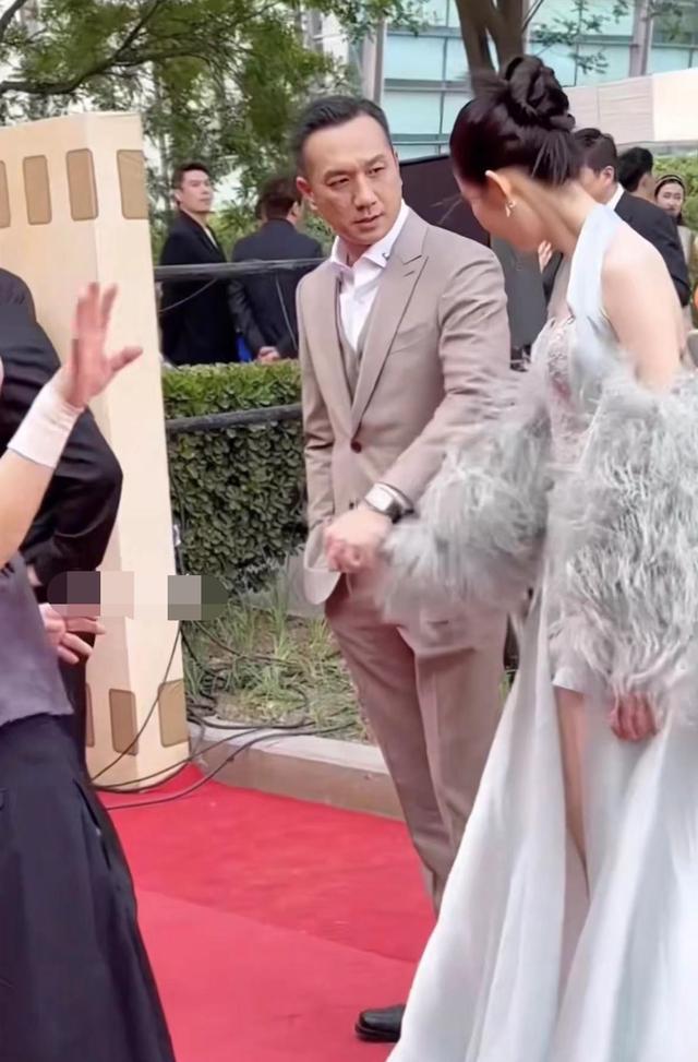 黄觉红毯牵手张艺凡被嘲:两人深情对望,黄觉脸上洋溢着笑容