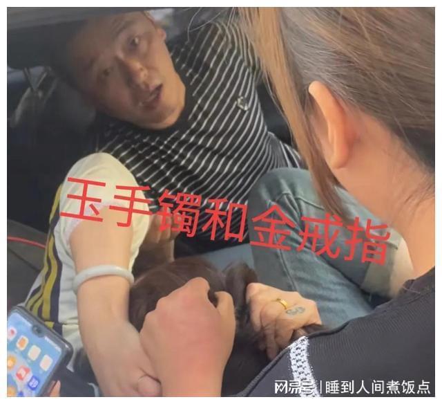 原配抓小三路人帮腔 没想到男子为了躲避竟然直接一脚油门将车开走