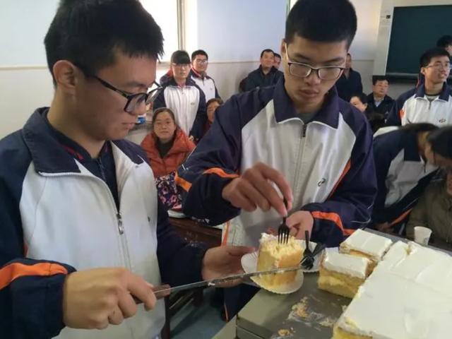 老师砸坏高三学生的蛋糕 学校回应：避免铺张浪费