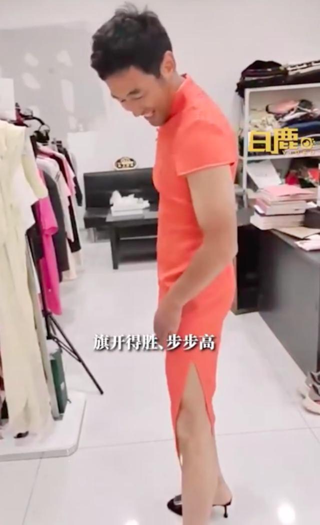 爸爸穿旗袍为女儿送考寓意“旗开得胜” 称：为了孩子没有不好意思