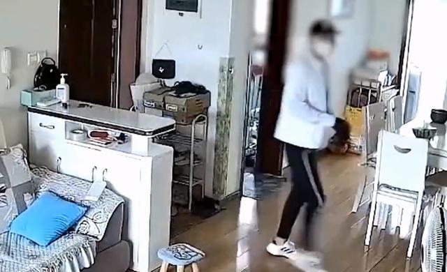 女子回家忘关门陌生男子直接闯入 打照面后男子撒腿就跑为了安全没追上去