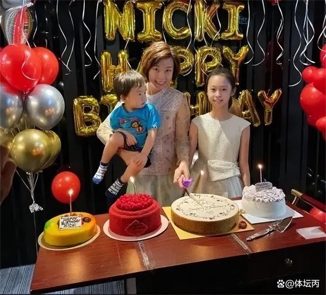 张怡宁近况 一双儿女像妈，62岁丈夫挺拔