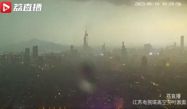 南京大风暴雨车被吹翻 6层楼高大树被连根拔起！网友：原来萧敬腾在