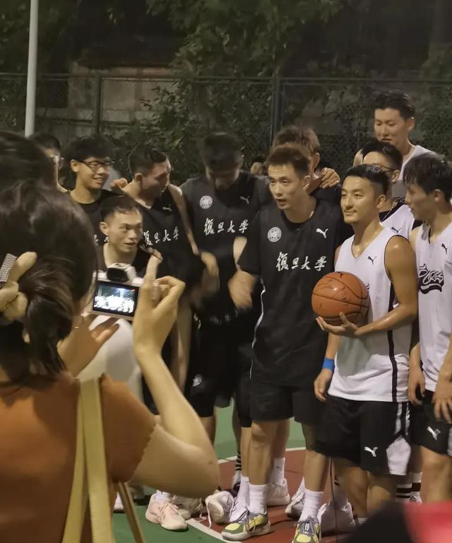 赵继伟空降复旦大学：投了几次三分球，命中率一般