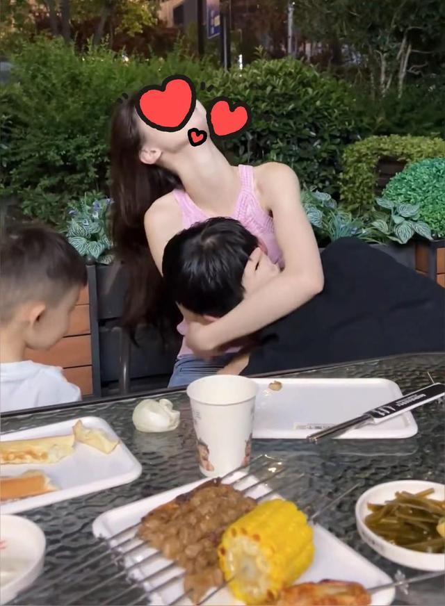 男子酒后趴老婆怀里撒娇 网友的评论却令人尴尬不已