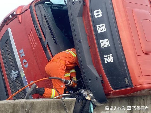 消防用肩膀撑住受伤司机 司机并无生命危险