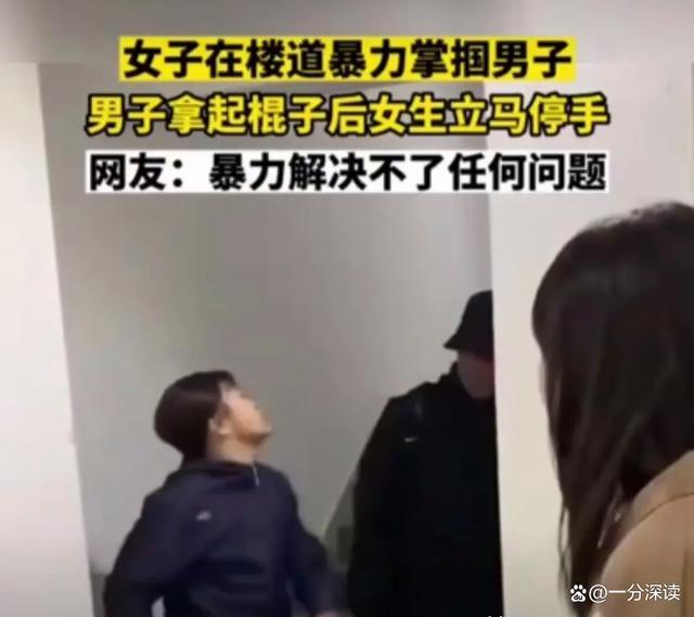 一女生疯狂掌掴两名男生，无人敢还手！