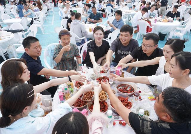 万人龙虾宴再现盱眙 人声鼎沸觥筹交错活色生香