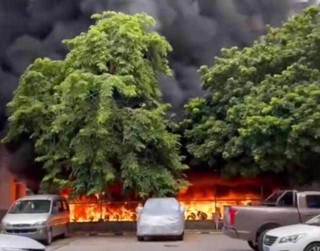 海南三亚市委大院起火 官方回应：系电动车棚着火，未造成人员伤亡