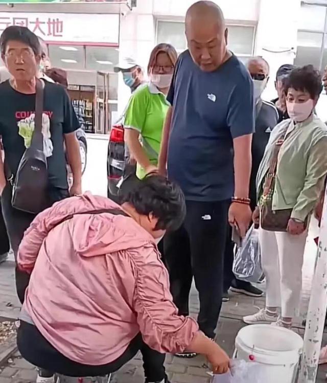 男子驱赶卖樱桃农民被拘 围观群众被威胁“再拍？再拍把你手机给摔了！”