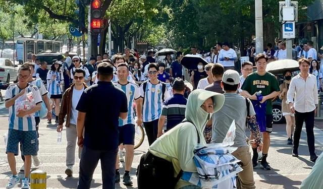 球迷在工体外狂喊梅西 阿根廷队的人气再度暴涨