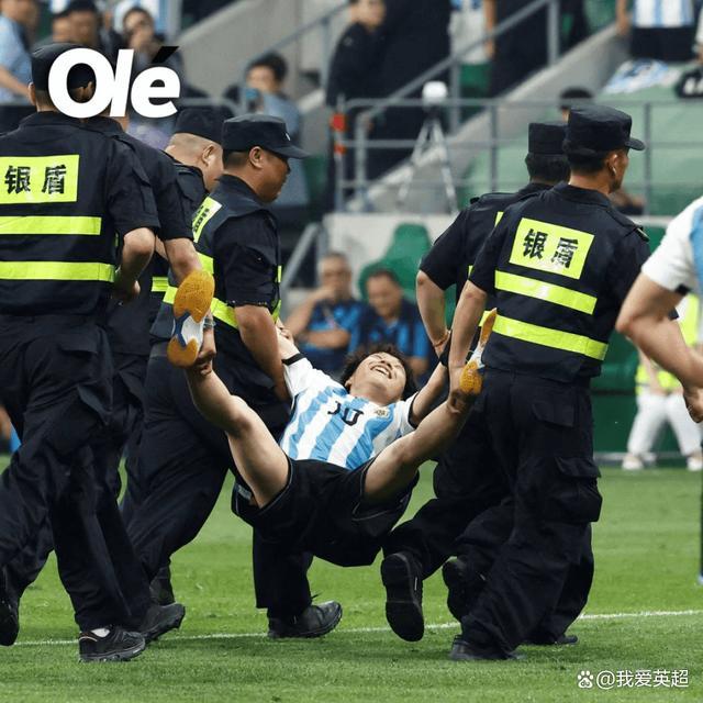 狂热球迷冲进场拥抱梅西被抬走 未满18岁未被拘留