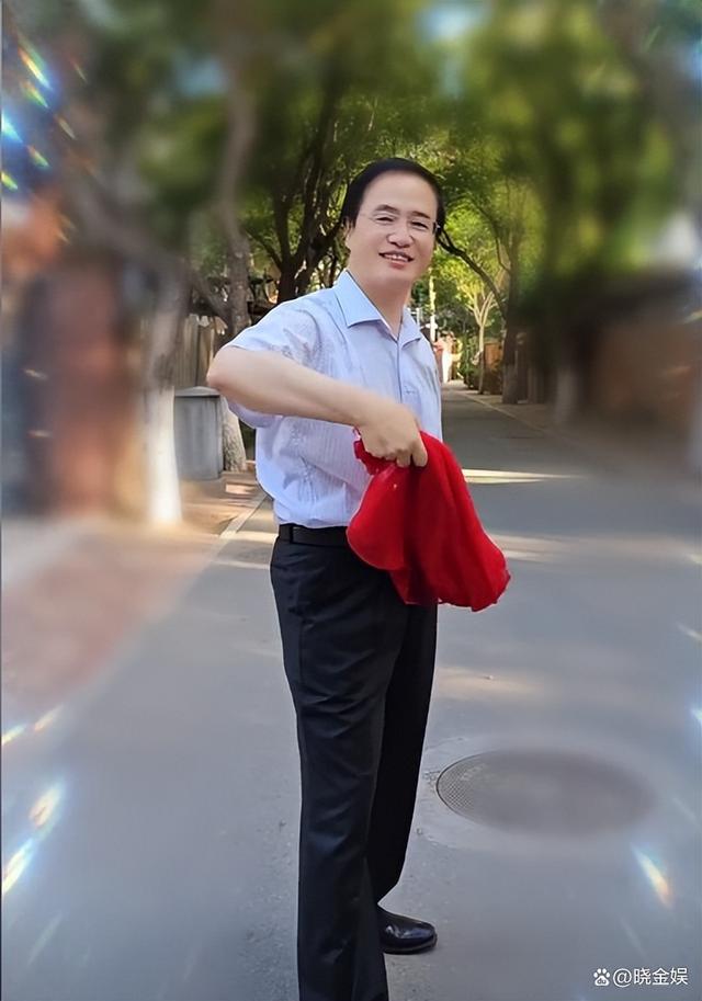 于文华与丈夫同台，长这模样难怪不露面！看中朱之文是老公的原因是这个