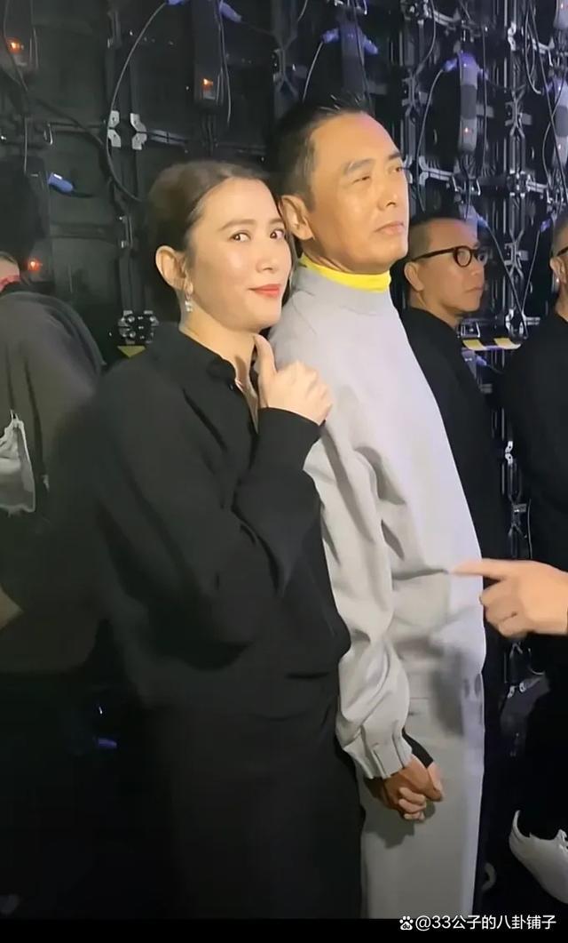 袁咏仪牵着周润发手喊帅 开心得像个小女孩