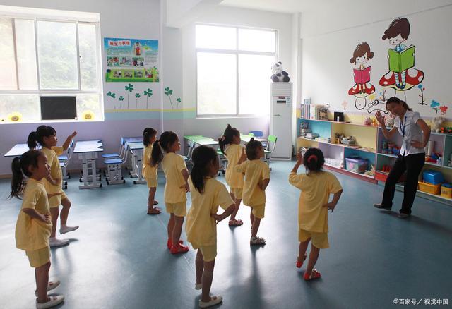 小孩翻墙进幼儿园捡球被保安殴打，在场多名老师未制止
