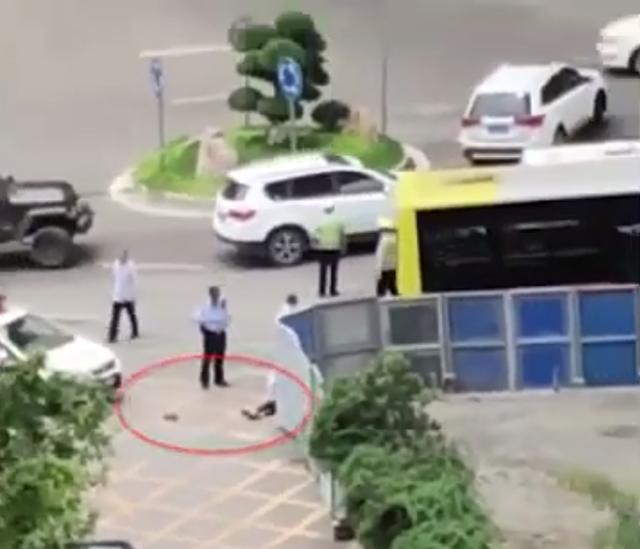 重庆男子跳桥砸中公交车，跳桥者当场死亡