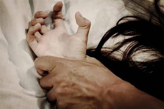 法男子找陌生人强奸妻子：10年给妻子下药让83名男子性侵并拍摄记录