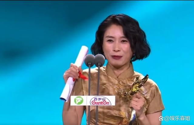 恭喜！“锅姨”刘丹晒白玉兰奖杯 领奖哽咽前先大笑三声