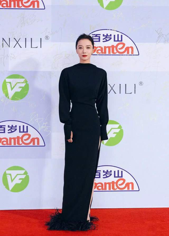 王珞丹晒照记录白玉兰 礼服背后大有乾坤,评论让人呼吸不畅