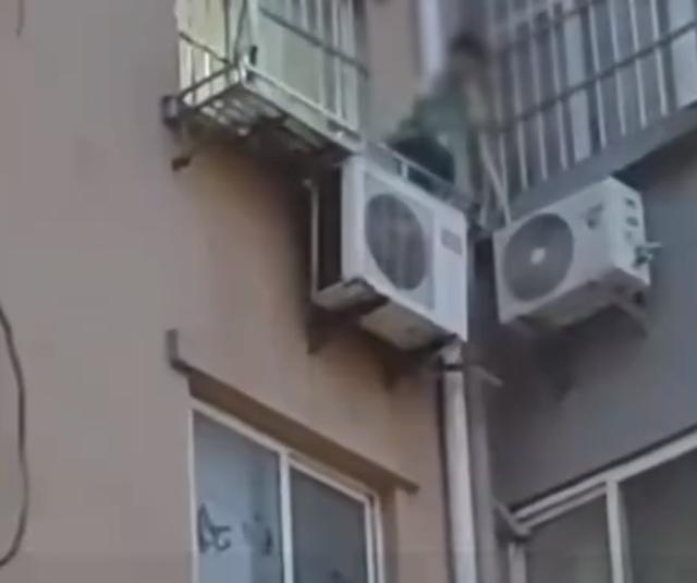 男孩被打躲空调机后坠楼,妇联称妈妈用棍子吓唬他,警方发布通报
