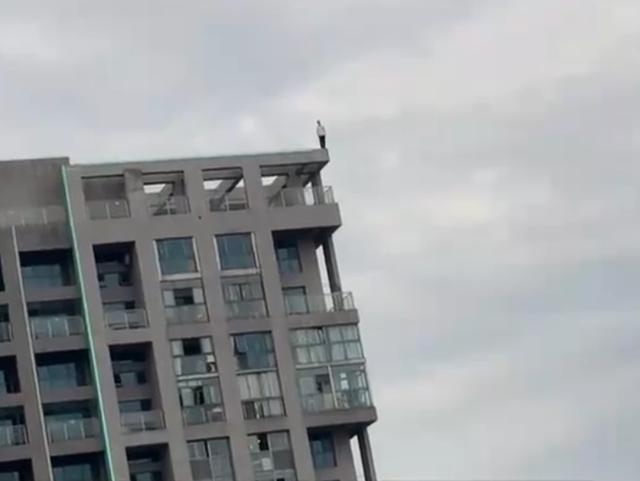 男子高楼徘徊数小时后跳楼身亡 路人言语刺激“你不跳不是人”