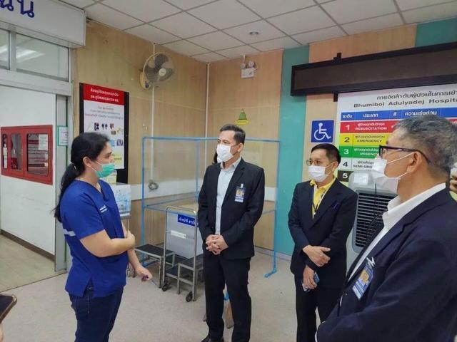 女子左腿被电动步道卡住面临截肢风险！官方回应