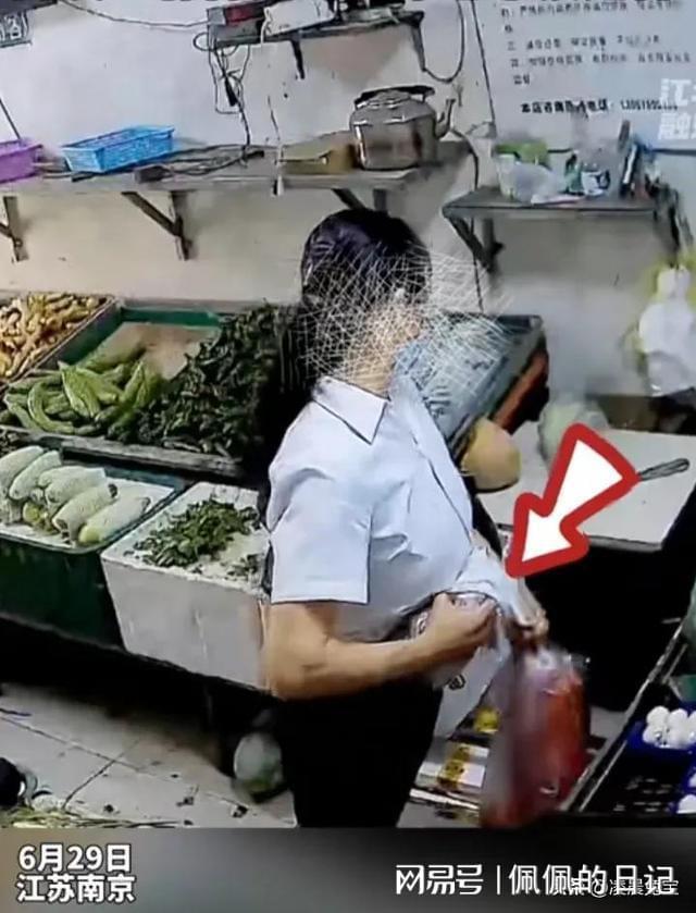 女子偷平菇藏裤子被识破！网友却称老板处理方式太难看？