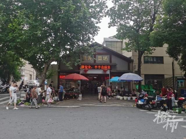 因女儿考705分打折的凉菜摊关门，知情人称事件爆火后他家压力很大