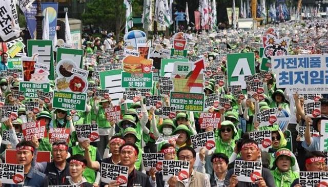 韩国爆发大规模罢工 这次的罢工有些特殊工人的目标都是尹锡悦
