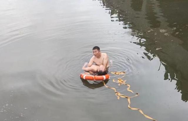 济源一村支书跳河救人后带伤独自离开