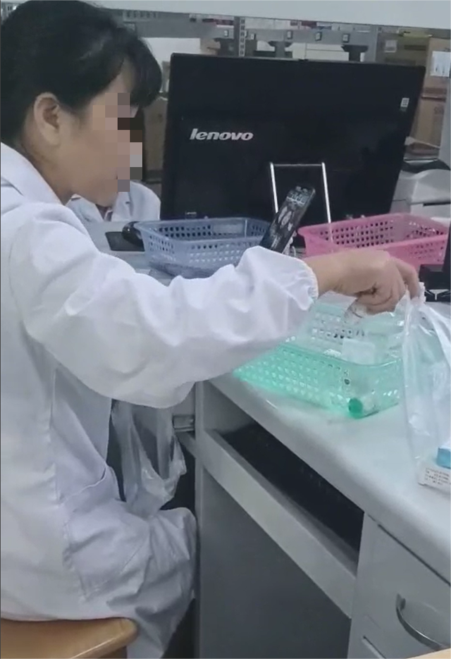 医务人员边看视频边取药 院方：目前已经对其进行了停职处理
